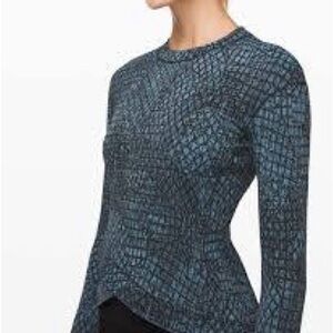 Lululemon Close to Crossing Top